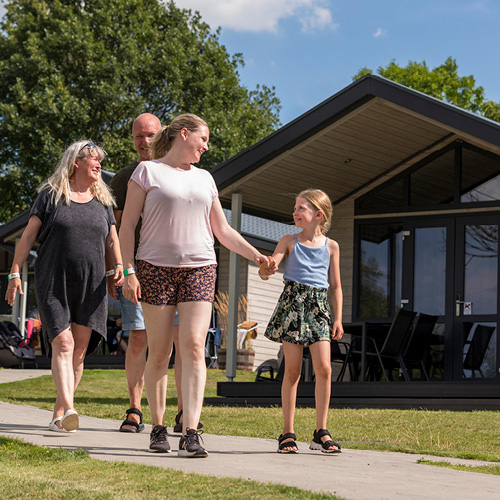 sommerlandsj-overnatning-feriehytte-shelter-sommerhus-sommerferie-staycation-visitodsherred-desj-destination-sjaelland-sommerland-familie-tur-kvalitetstid-hyggestunder-grineflip-naervaer-stor-hytte.jpg